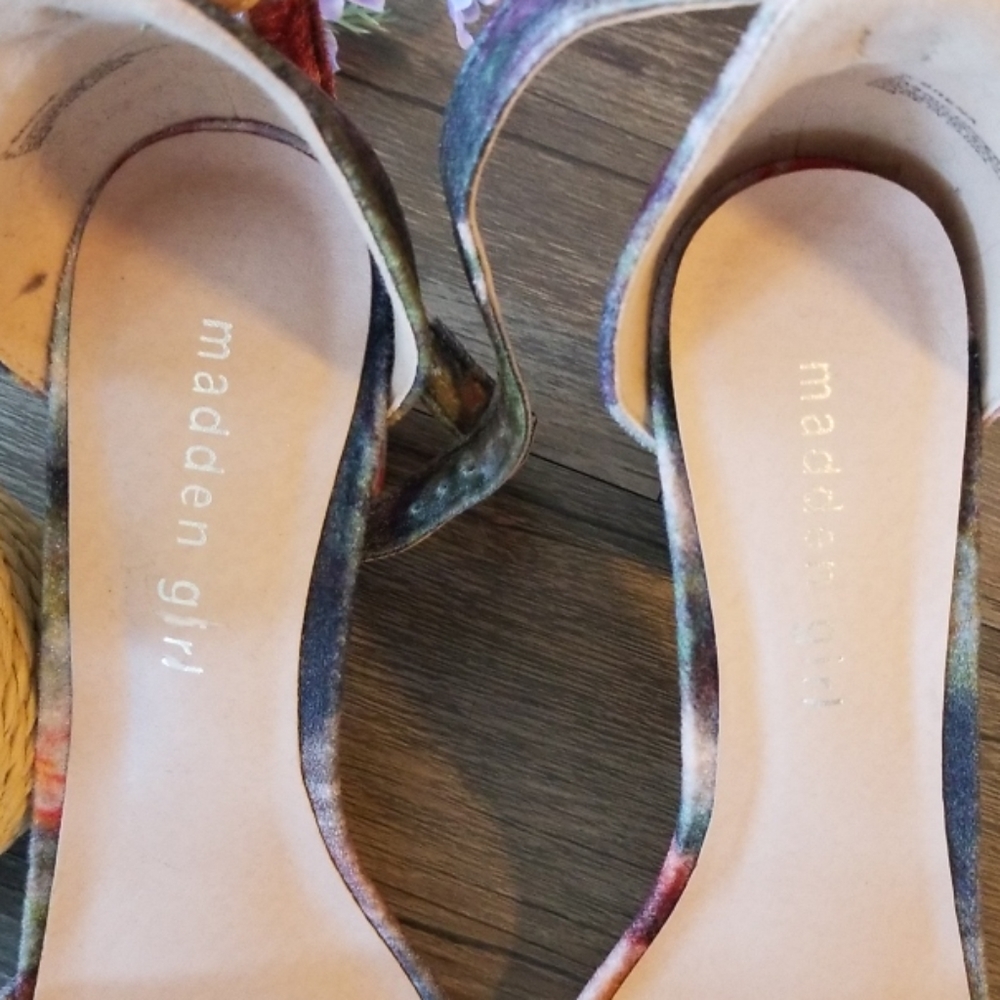 😍😍Madden Girl Brrenna Floral Block Heel Sandal - Picture 4 of 8